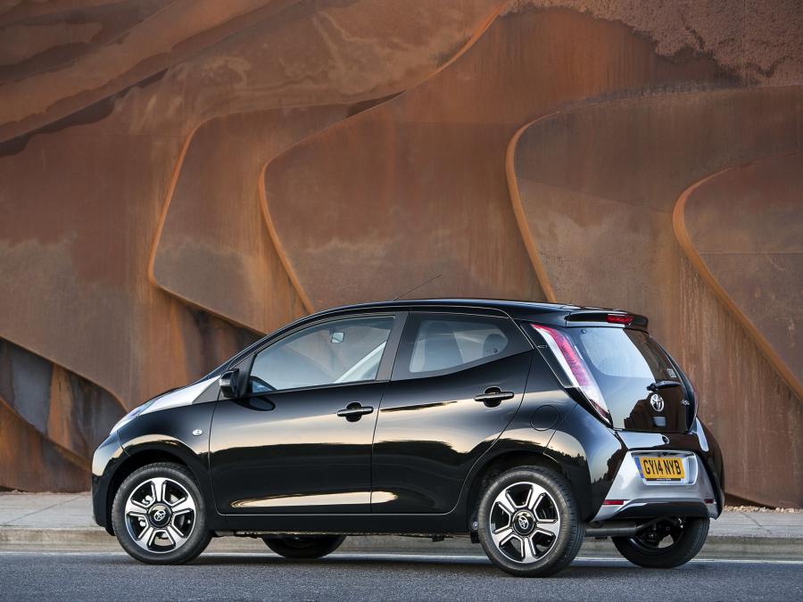  Toyota Aygo x-clusiv 5-Door 2014 года  (UK) (фото 7 из 15)